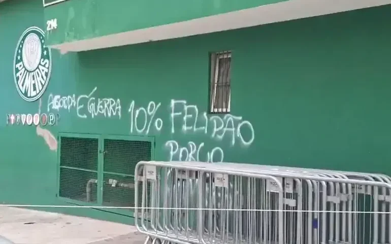 Palmeiras tem muro pichado com frase de Felipão: 'Tem que ter raiva dessa p de Corinthians'