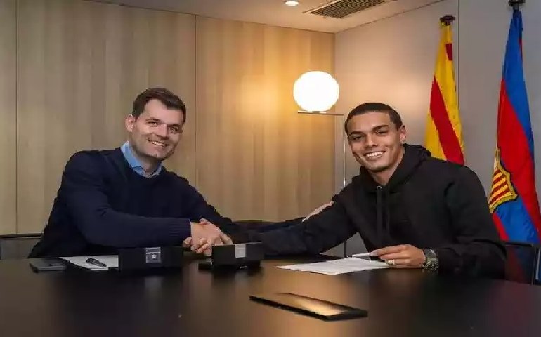 Filho de Ronaldinho assina com o Barcelona para seguir legado do pai na Espanha