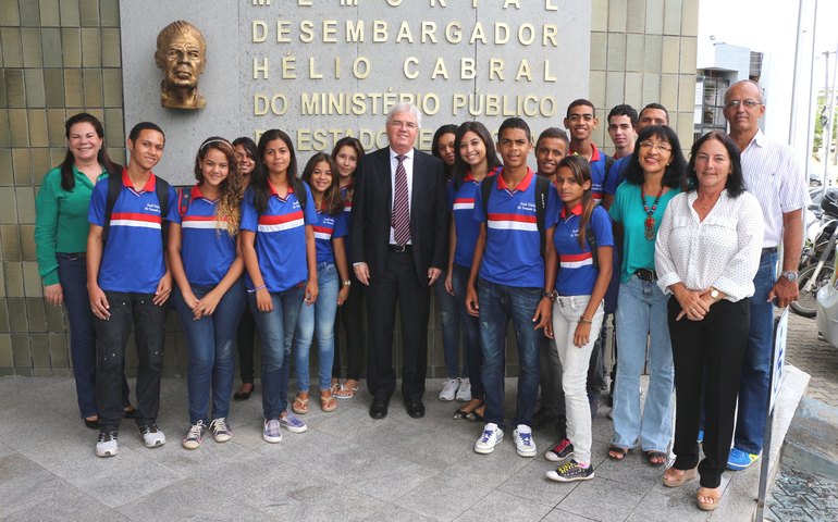 Estudantes de escola pública estadual visitam o Memorial Desembargador Hélio Cabral do MP