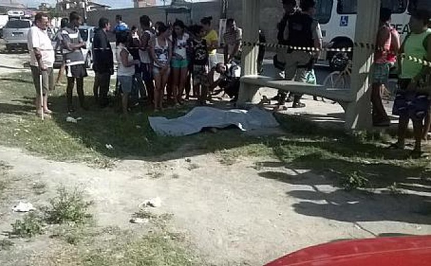 Jovem é morta a tiros em ponto de ônibus na capital