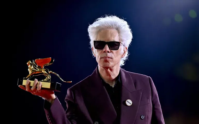 Jim Jarmusch vence Leão de Ouro em Veneza com filme sobre pais e filhos