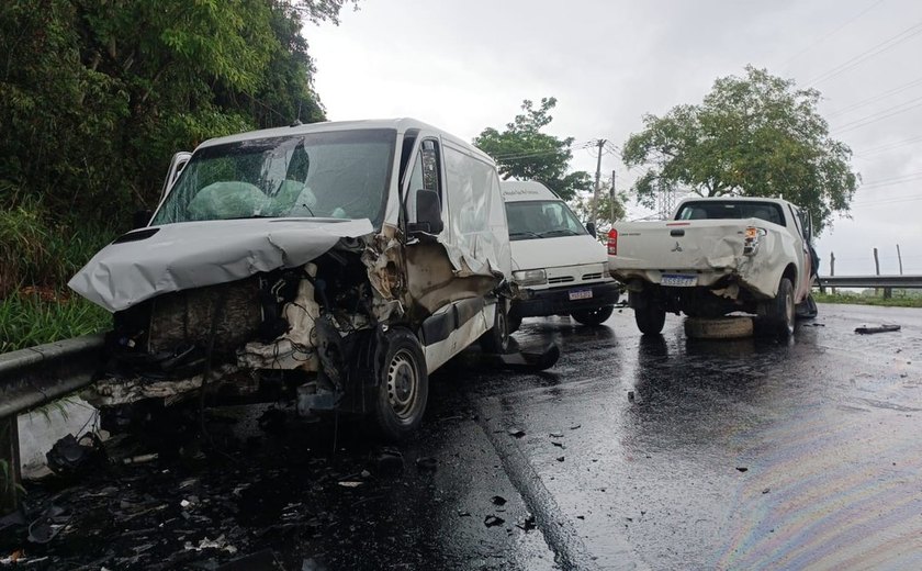 Acidente entre caminhonete, van e ônibus causa congestionamento na Ladeira do Catolé, em Maceió