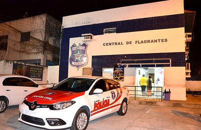 Homem é preso após ter sido flagrado por câmeras de segurança roubando