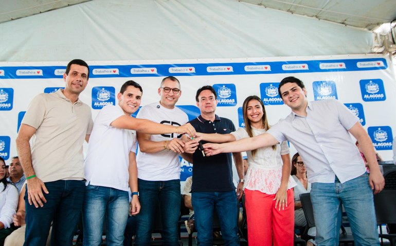 Governo de Alagoas entrega ambulância ao município de Campestre