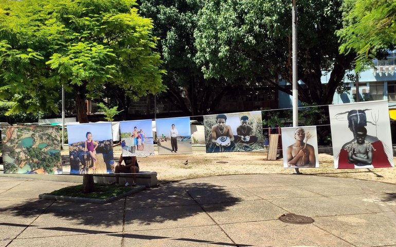 Fotógrafas mostram obras sobre afeto em praças de três cidades do Rio