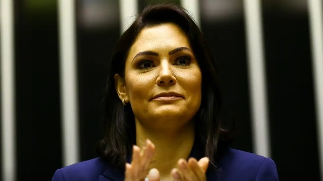 Michelle diz ter sido desrespeitada e maltratada por Flávio Bolsonaro ao telefone