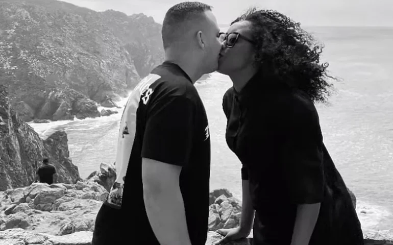 Morreu como herói, diz cantora que teve marido afogado ao tentar salvá-la