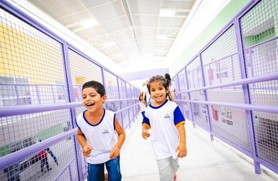 Comunidade escolar celebra novo Gigantinho Bilíngue