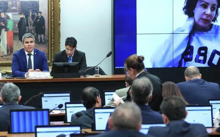 Cassação do mandato de Carla Zambelli é aprovada pela CCJ da Câmara