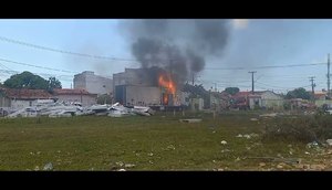 Caminhão carregado com colchões pega fogo no Rosa Elze.jpg
