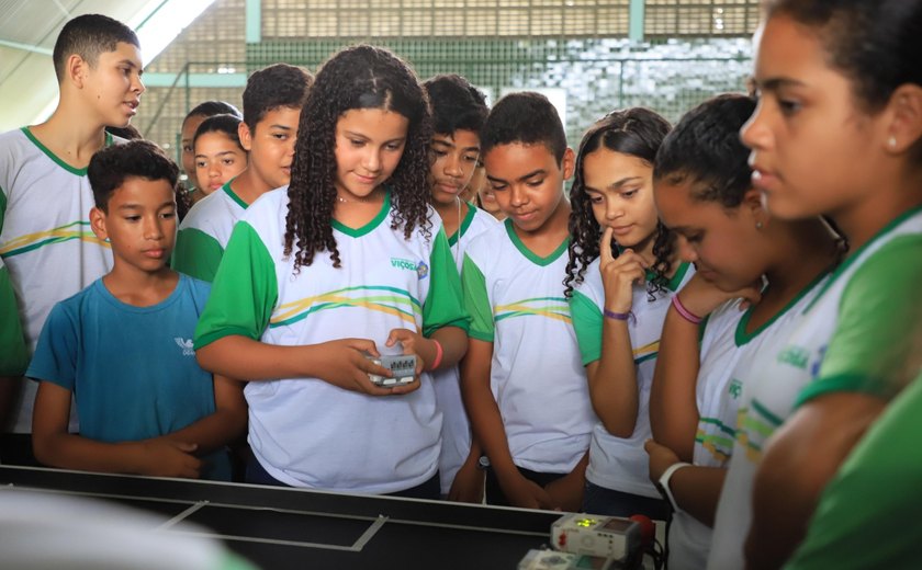 Alunos de escola municipal de Viçosa recebem visita da Equipe SESI FTCAMB