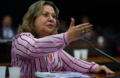 Tereza Nelma esclarece notícias falsas sobre voto contrário à prorrogação do auxílio emergencial