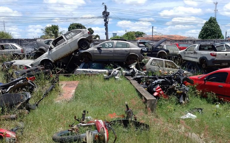 Polícia Civil vai retirar veículos apreendidos que ocupam pátios de delegacias