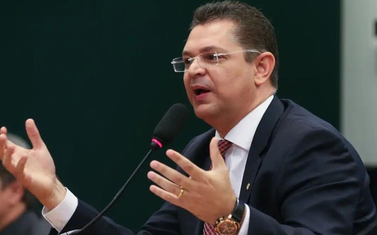 Sóstenes pressiona: 'Ou anistia é aprovada ou Paulinho deixa relatoria'