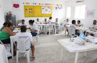 Grupo de Idosos de Porto Calvo participa de curso de pintura em tecido	