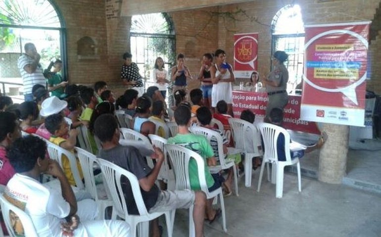 Jovens são informados sobre políticas públicas para a classe