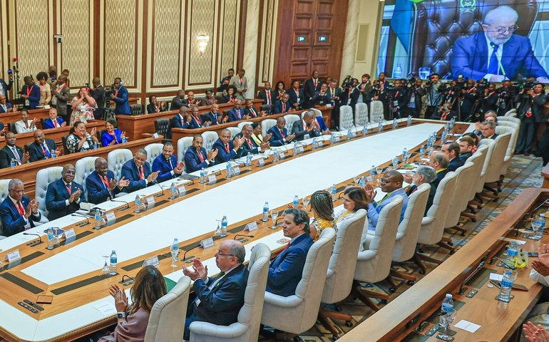 Na Assembleia Nacional de Angola, Lula homenageia Mãe Bernadete