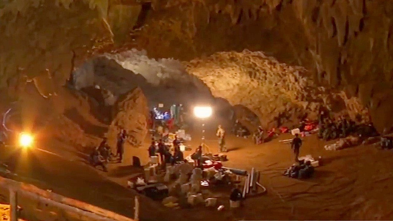 Equipes de resgate localizam primeira vítima do desabamento de túnel na Tailândia