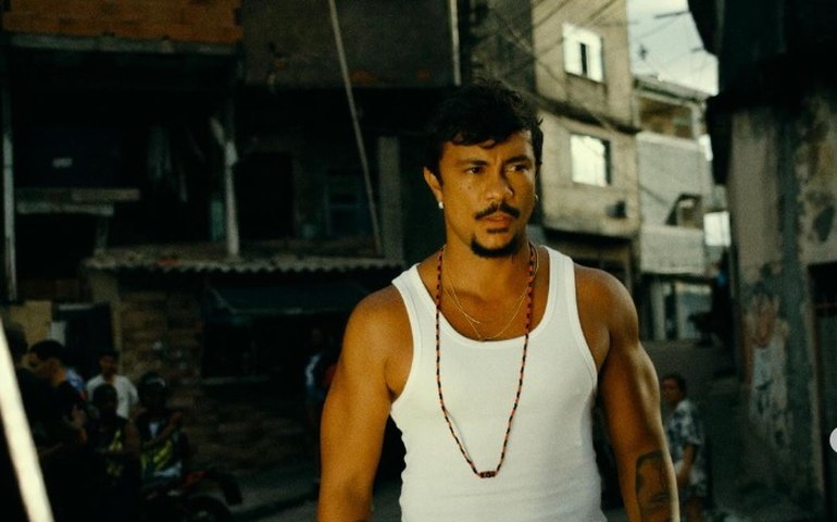 Cinema particular, hidromassagem, mesa de sinuca... Veja detalhes da mansão em que Xamã vive no Rio