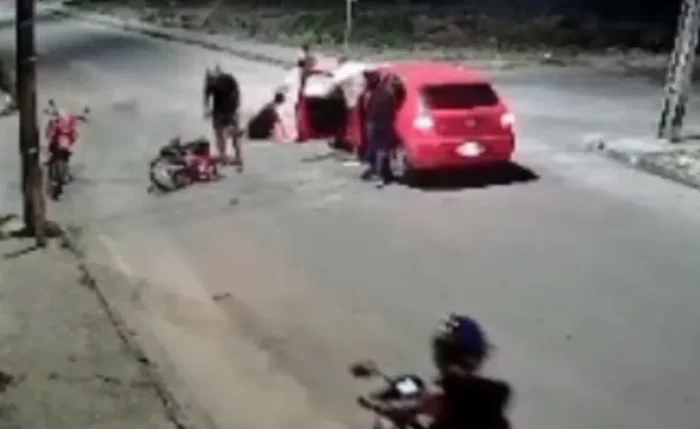 Motociclista foi baleado após discussão causada por acidente em Penedo Motociclista foi baleado após discussão causada por acidente em Penedo