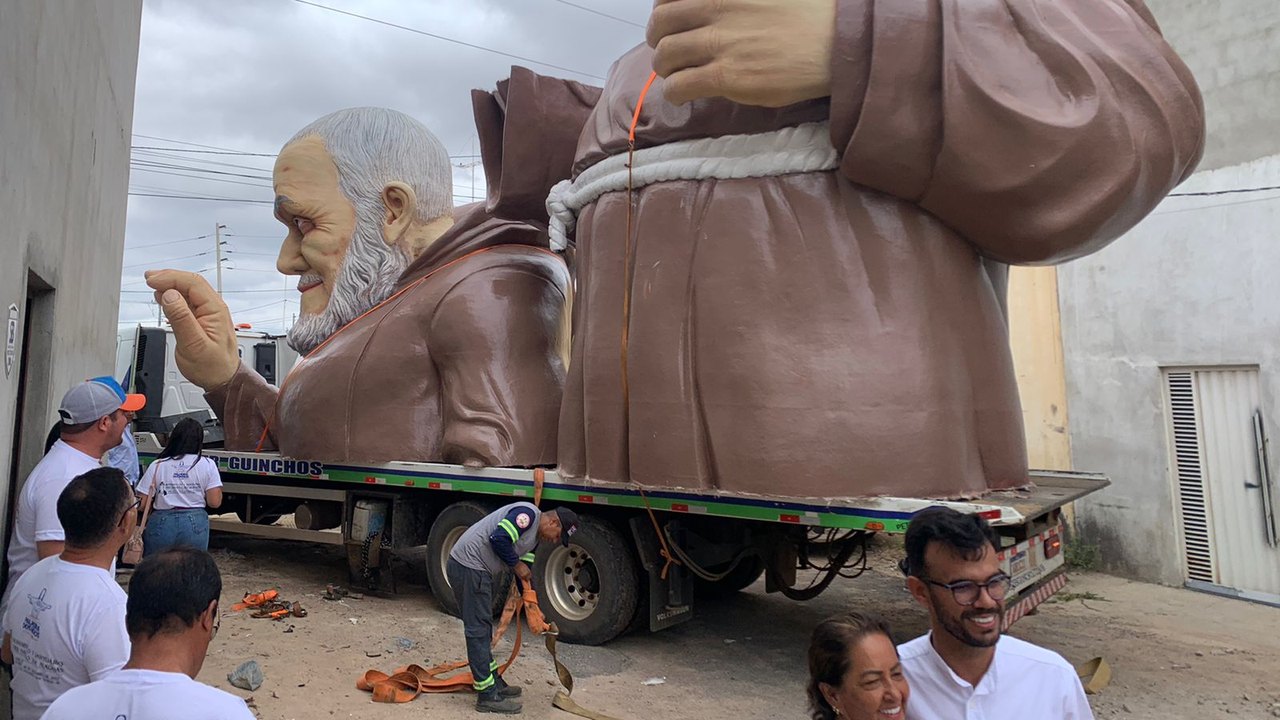 Estátua de Frei Damião já está sendo transportada para Palmeira dos Índios