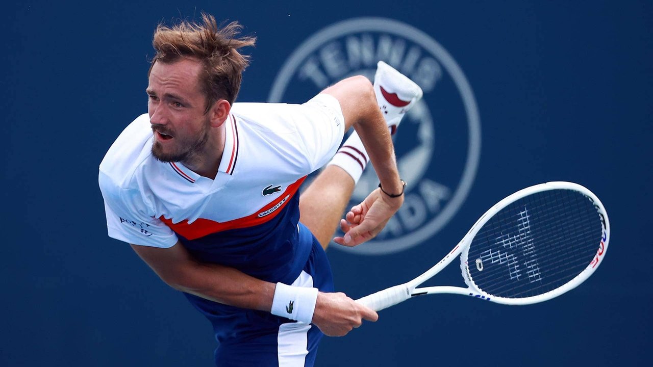 Medvedev avança às quartas em Toronto e Ruud é surpreendido; chuva suspende jogo de Swiatek