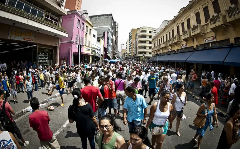 Brasileiros estão otimistas com 2025, afirma Febraban; emprego e renda se destacam