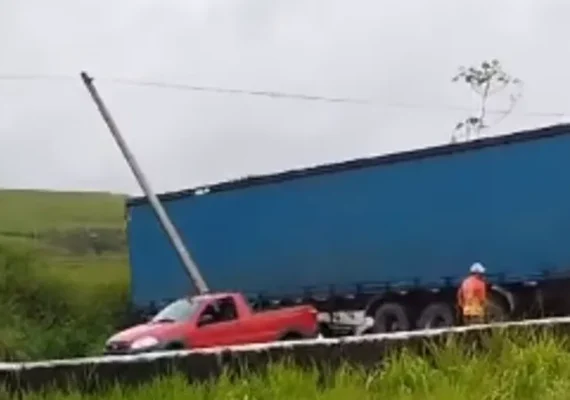 Caminhão perde controle e interdita BR-101 em Messias