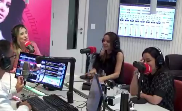 Maraísa estava lendo livro durante entrevista a uma rádio