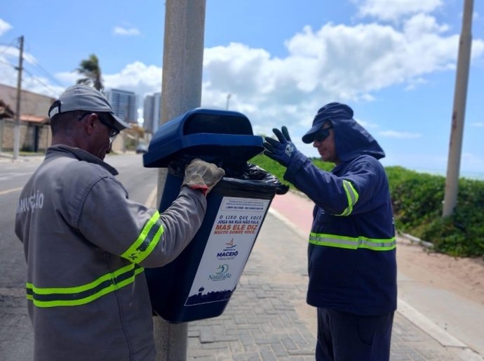 Autarquia de Limpeza Urbana reforça instalação de papeleiras na orla da capital