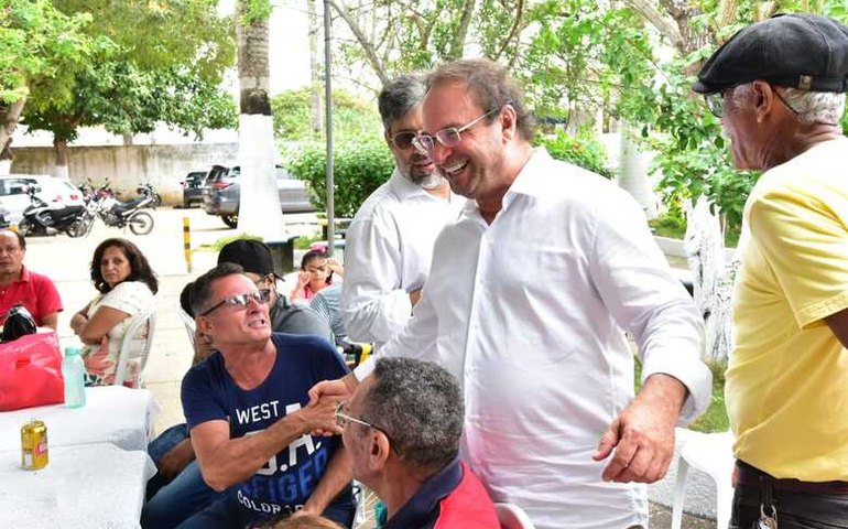 Professores são pilares da esperança de um mundo melhor, afirma prefeito Luciano 