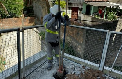 Grota do Pacífico, no Jacintinho, ganha novos postes e luminárias em LED