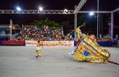 Arena de festival fica montada com telões para jogo do CSA