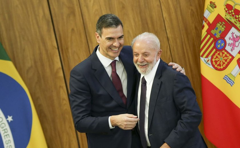 Lula tem conversas telefônica com presidente espanhol e emir do Catar