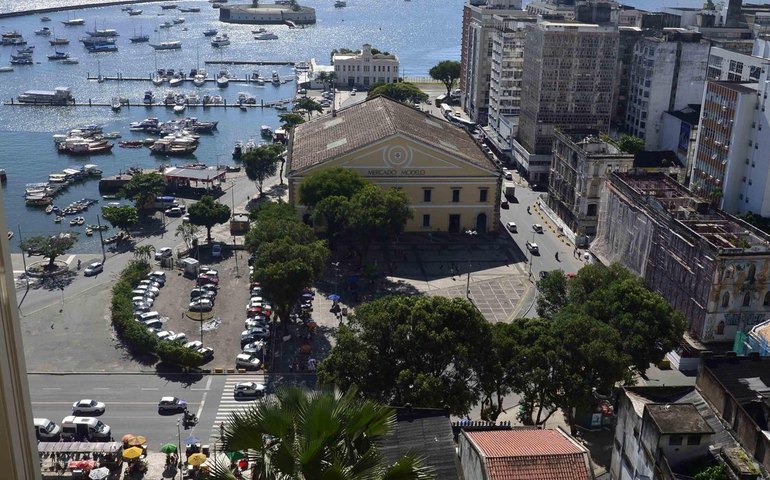 Exposição tem obra de Mário Cravo Junior com madeira do Mercado Modelo