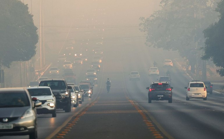 Brasília amanhece encoberta por fumaça de incêndio no Parque Nacional