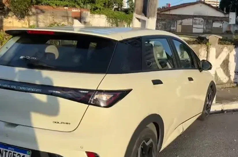 Carro de motorista por aplicativo bate em poste e deixa moradores sem energia no Farol