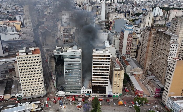 Incêndio atinge prédio histórico na Rua Marechal Floriano, em Porto Alegre
