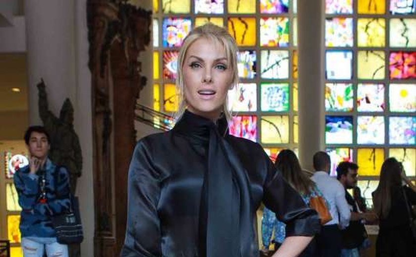 Ana Hickmann aposta em bolsa Hermès de R$ 40 mil no SPFW