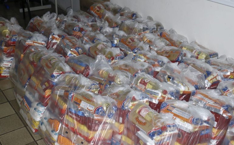 Prefeitura entrega cestas básicas para famílias palmeirenses