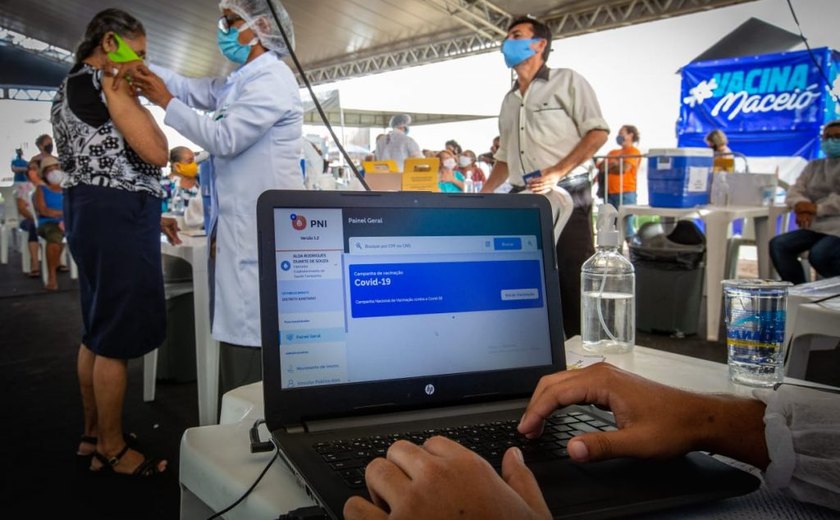 Maceió envia 98% de dados da vacinação em tempo real