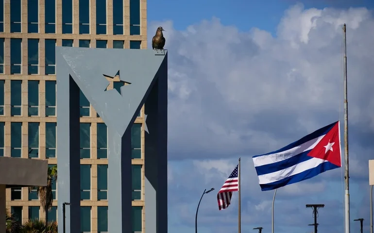 Presidente de Cuba afirma que não há negociações em andamento com os EUA após as ameaças de Trump.