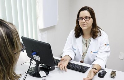 Agosto Dourado: mães devem ficar atentas à saúde das mamas durante a amamentação, alerta dermatologista