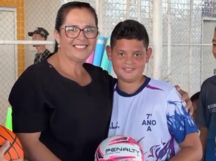Lagoa da Canoa Prefeita Edilza Alves entrega novos materiais aos alunos da Escola de Esportes
