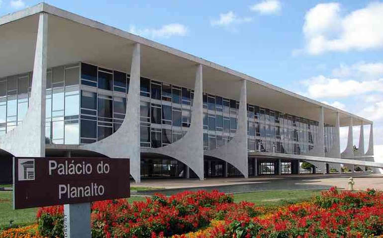 Planalto busca base anti-impeachment