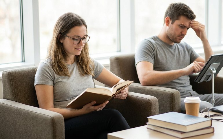 Estudo aponta que leitura em livros de papel exige menos esforço mental que em telas