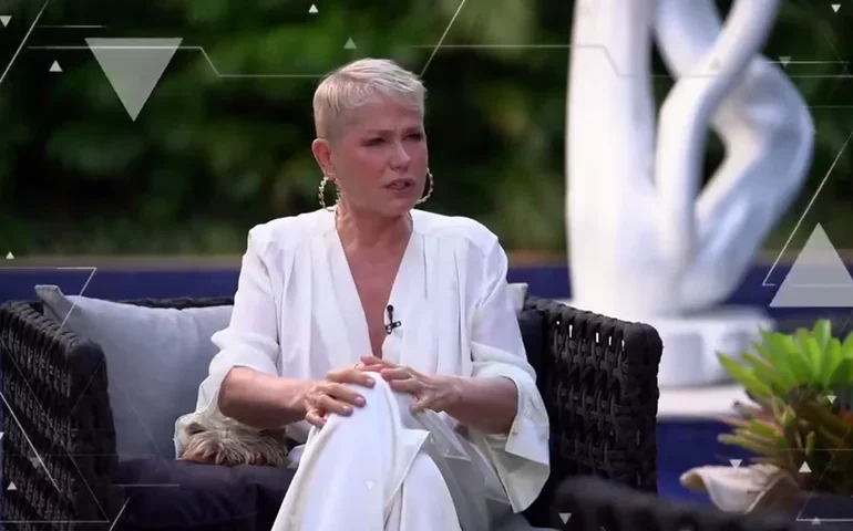 Xuxa diz que dá banho até hoje em Sasha: 'Como se fosse um bebê'