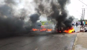 Manifestantes bloqueiam avenida com pneus queimados em Aracaju