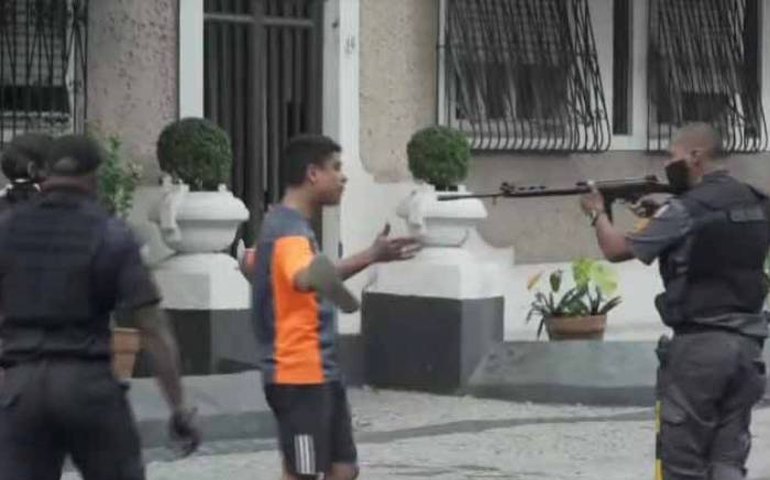 PM que apontou fuzil para manifestante no Rio vai responder administrativamente