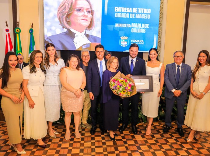 Câmara destaca pioneirismo de Marluce Caldas durante entrega de título de cidadã maceioense